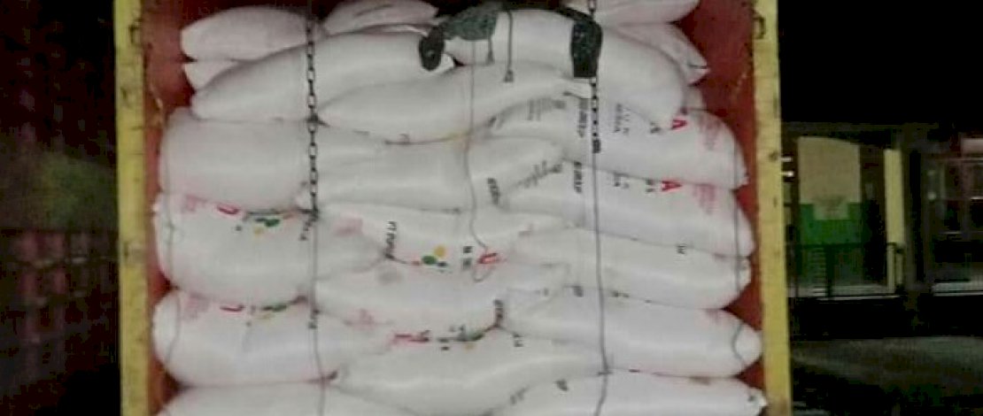 Koordinator Wilayah Puskud Cabang Jeneponto, Ruslan. Gambar lain, truk yang memuat pupuk bersubsidi.