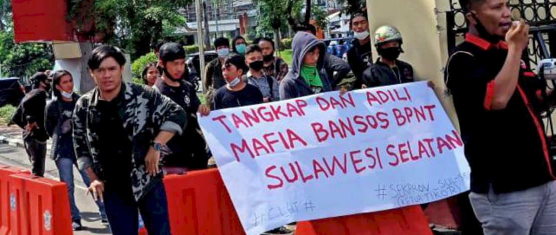 Demo meminta Polda Sulsel mengusut mafia BPNT di Sulsel. (Foto: Chaidir)
