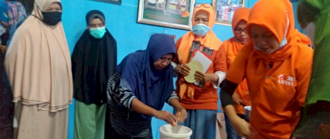 Srikandi Anir-Lutfi melatih emak-emak di Pangkep.