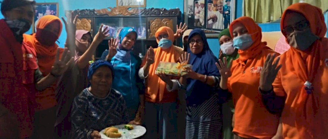 Srikandi Anir-Lutfi melatih emak-emak di Pangkep.