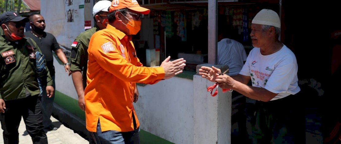 Danny Pomanto menyapa warga Pulau Lae-lae.