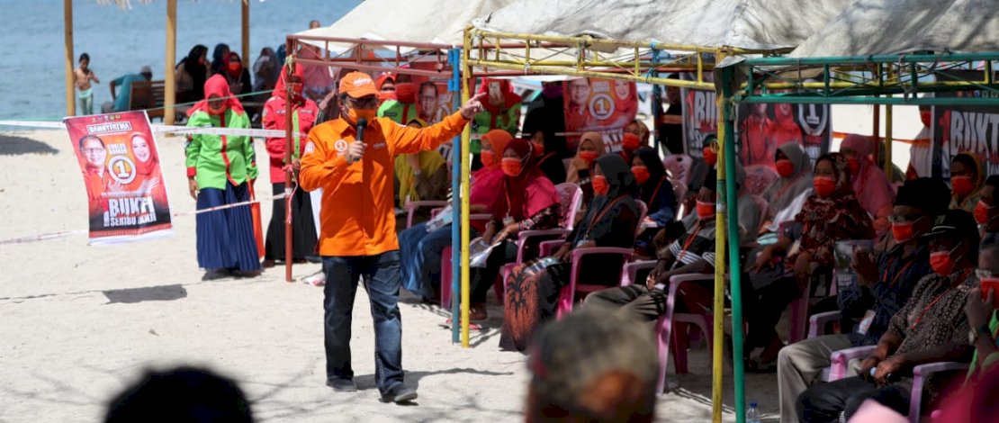 Danny Pomanto menyapa warga Pulau Lae-lae.
