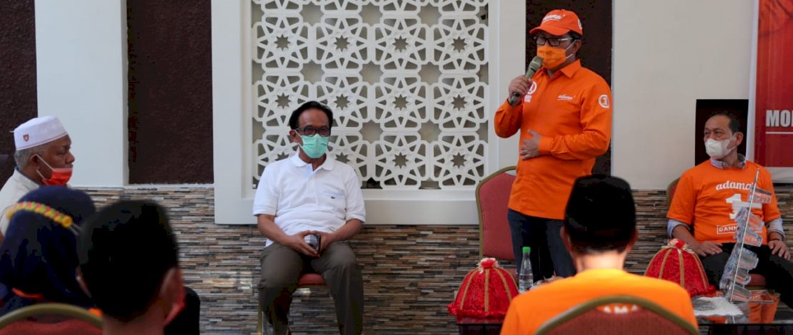 La Tinro (baju putih) menghadiri kampanye Danny.