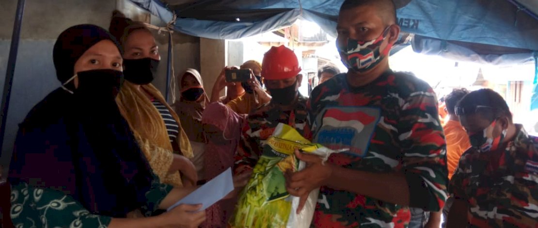 LMP memberikan bantuan kebakaran kepada korban di Jl Reformasi, Parepare.