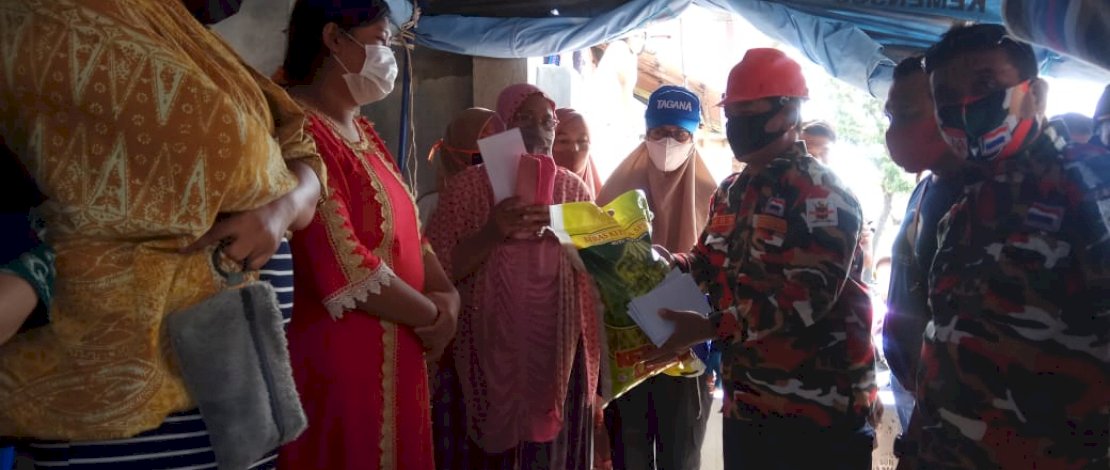 LMP memberikan bantuan kebakaran kepada korban di Jl Reformasi, Parepare.