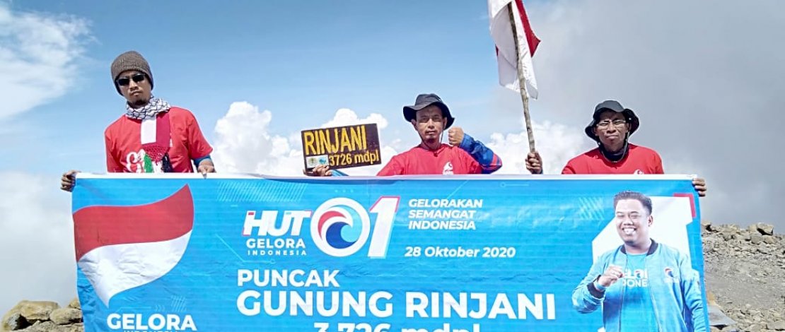 Pendaki Garbi Adventure, membentangkan spanduk Partai Gelora Biringkanaya di puncak Gunung Rinjani.