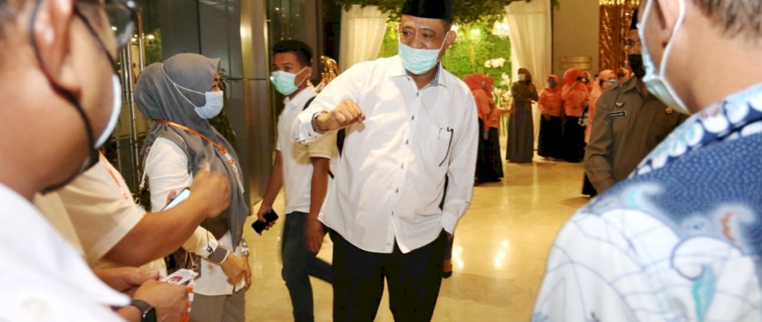 Andi Tajerimin menyapa tim pemenangannya pada sebuah acara.