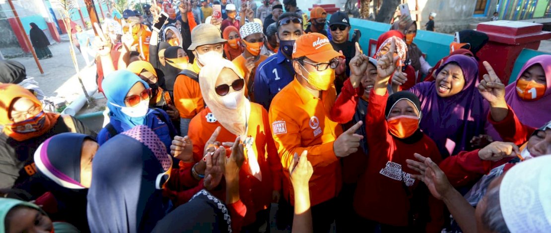 Danny-Fatma diarak keliling pulau.