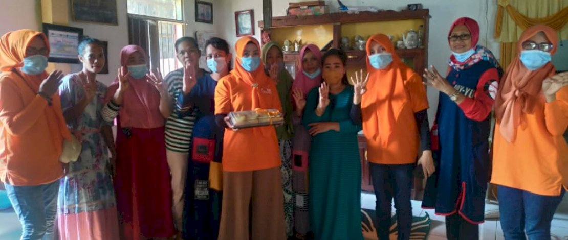 Emak-emak peserta pelatihan membuat kue yang digelar Srikandi Anir-Lutfi.