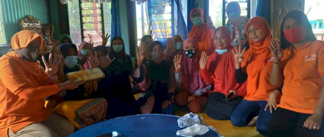 Emak-emak peserta pelatihan membuat kue yang digelar Srikandi Anir-Lutfi.