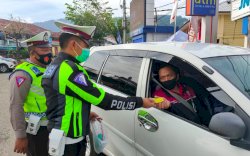 Operasi Zebra, Polres Lampung Barat Bagikan Masker, Vitacimin dan Tabungan Anak-Anak ke Pengendara