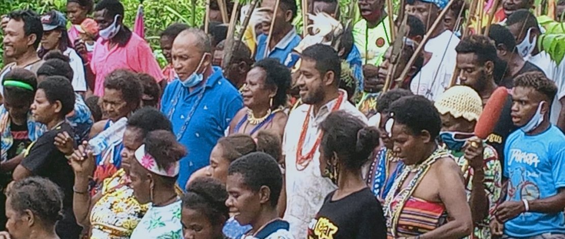 Ali Ibrahim Bauw dan Yohanis Manibuy, dalam kerumunan masyarakat adat.