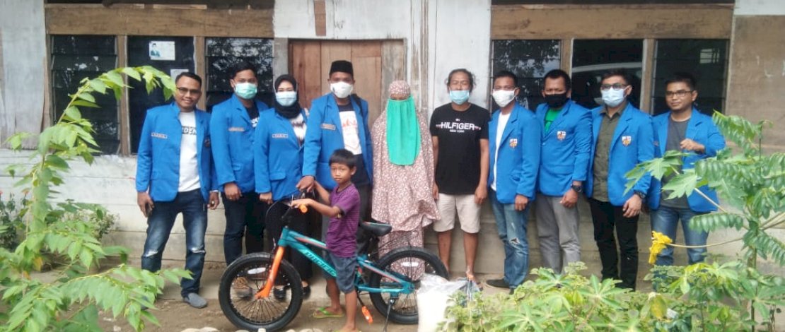 Faldi, si bocah penjual keripik, tampak gembira dengan sepeda pemberian KNPI Palopo.