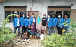 KNPI Palopo Bantu Sepeda Anak Penjual Keripik