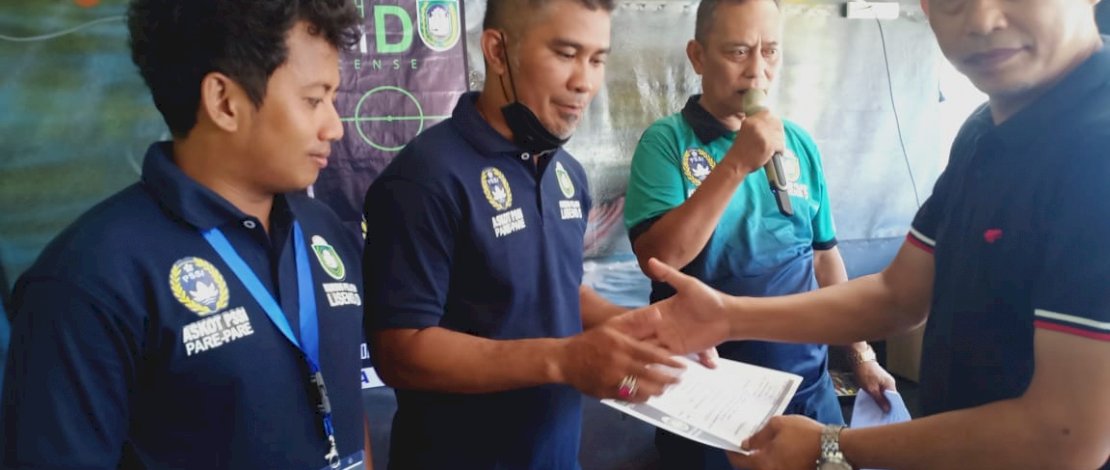 Ketua Askot PSSI Parepare, H Rahmat Sjamsu Alam (kanan), menyerahkan piagam peserta kursus pelatihan Lisensi D.
