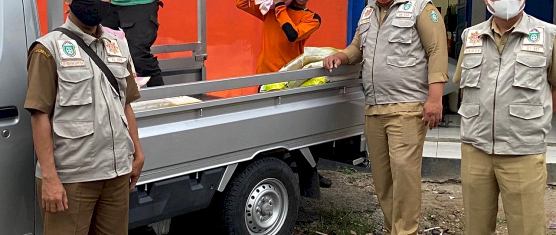 Pengurus IKAPTK Parepare, saat mendistribusikan 200 sak beras untuk penanganan Covid-19.