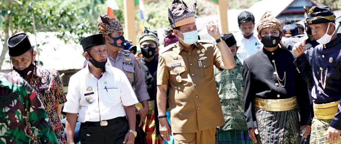Buka Kegiatan FPK, Bupati Luwu Disambut Dengan Adat Makawa Siteba Buka Kegiatan FPK, Bupati Luwu Disambut Dengan Adat Makawa Siteba