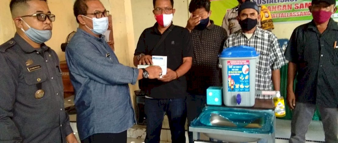 Pemkab Takalar menyerahkan bantuan satu bank sampah satu kelurahan.