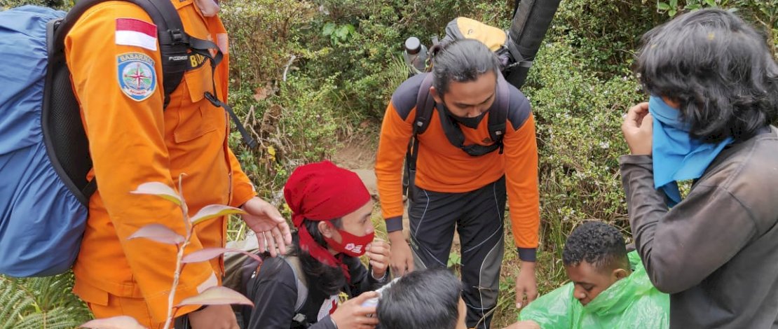 Tim SAar dan anggota Polsek Tinggi Moncong Gowa, saat mengevakuasi Marten.