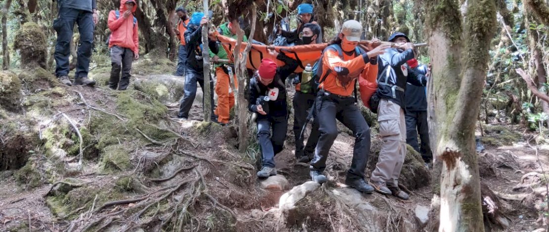 Tim SAar dan anggota Polsek Tinggi Moncong Gowa, saat mengevakuasi Marten.