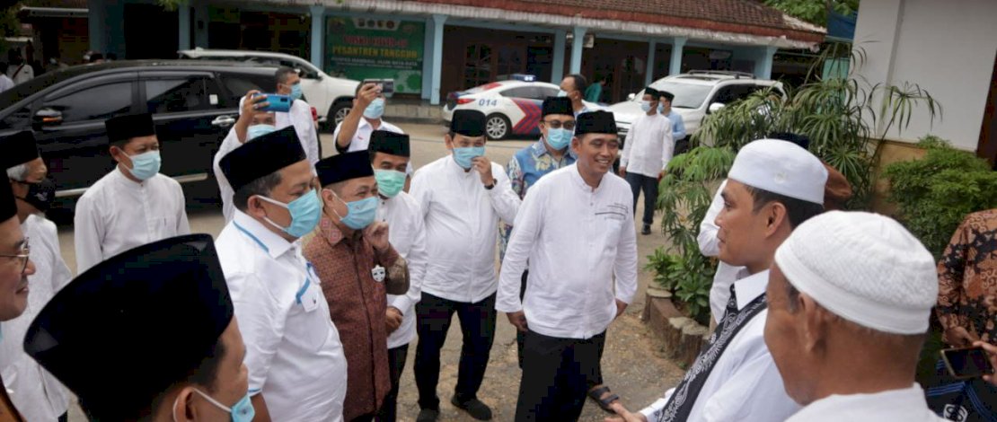 Anis Matta dan Fahri Hamzah saat mengunjungi tokoh ulama di Madura.
