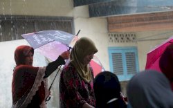 Meski Hujan Deras, Emak-emak Antusias Datang Mendengar Program Bobby-Aulia