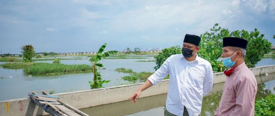 Bobby Nasution bersama ketua DPD Partai Gelora Medan Muhammad Nasir saat meninjau lokasi Islamic Center.