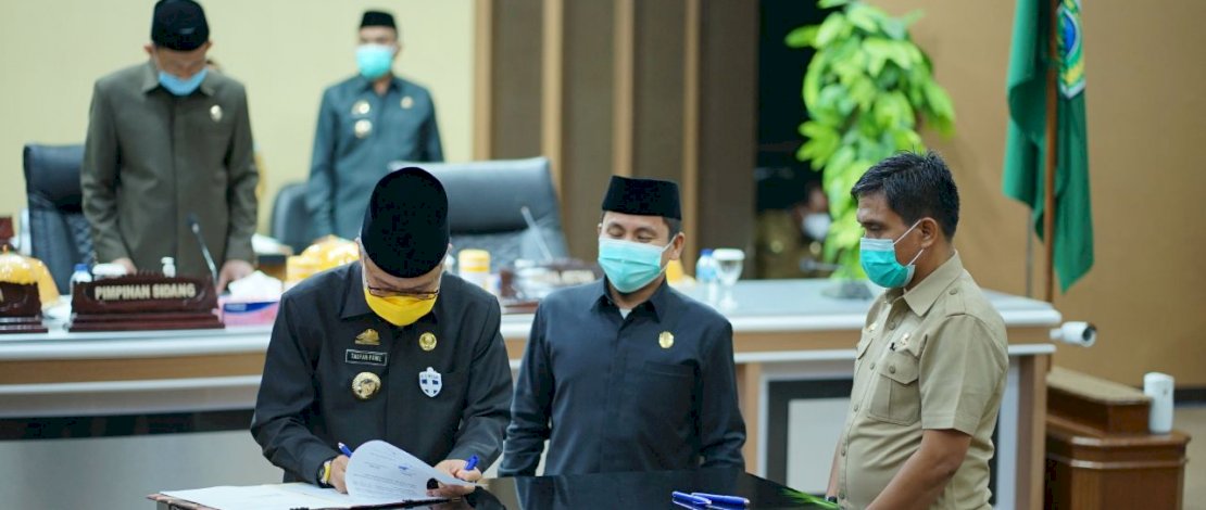 Wali Kota Parepare, HM Taufan Pawe didampingi Wakil Ketua DPRD Kota Parepare, Tasming Miming, menandatangani persetujuan ranperda ABPD 2021 di DPRD Kota Parepare.