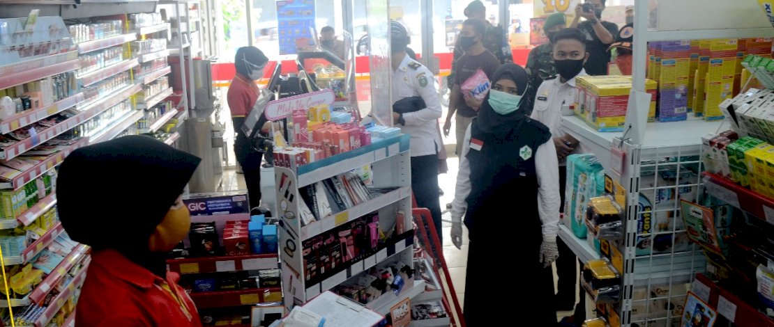 Sidak dari tim gugus tugas Covid-19 di swalayan Parepare.