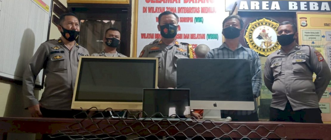 Kapolsek Soreang, AKP Murwanto bersama jajarannya saat merilis penangkapan dua pelaku pencuri elektronik.