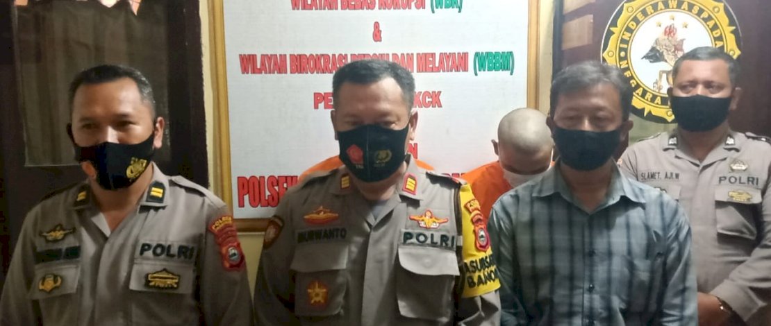 Kapolsek Soreang, AKP Murwanto bersama jajarannya saat merilis penangkapan dua pelaku pencuri elektronik.
