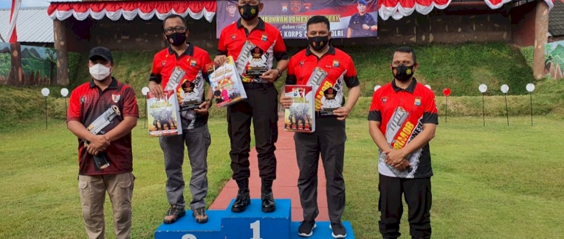 Aksi Karo Ops Polda Sulsel, Kombes Pol Adeni Muhan Daeng Pabali, saat lomba menembak dalam rangka HUT ke-75 Brimob.