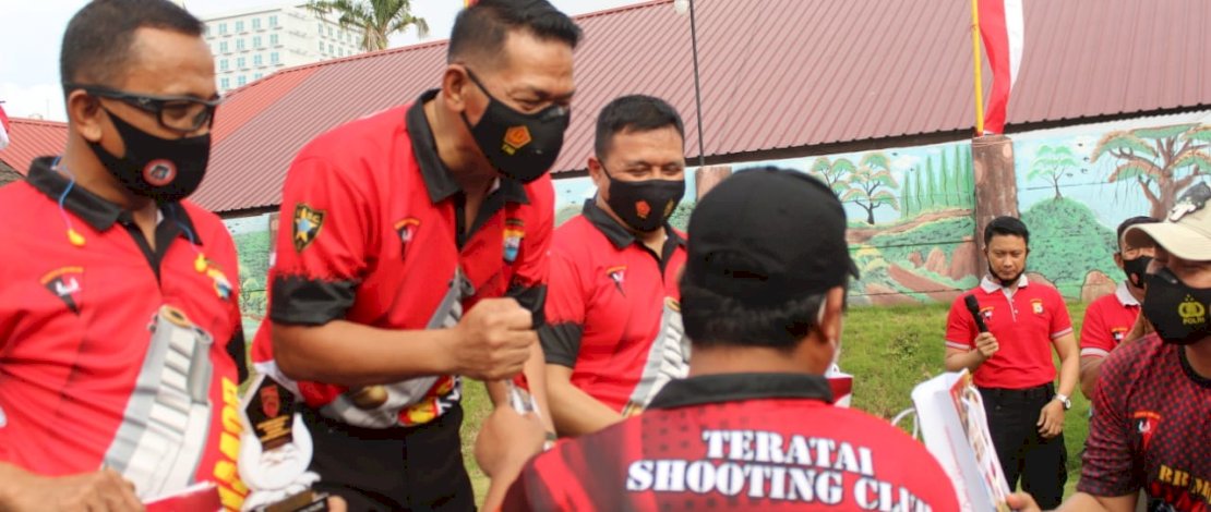 Aksi Karo Ops Polda Sulsel, Kombes Pol Adeni Muhan Daeng Pabali, saat lomba menembak dalam rangka HUT ke-75 Brimob.