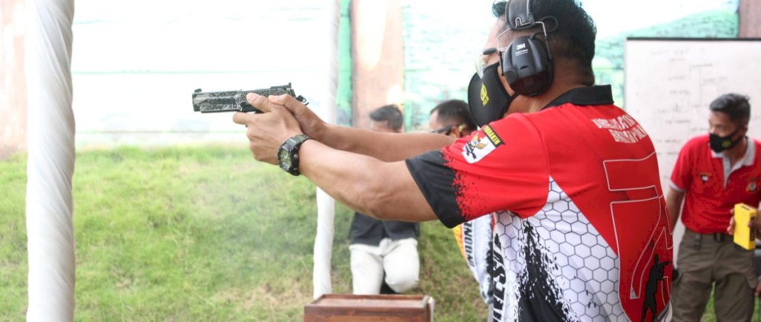 Aksi Karo Ops Polda Sulsel, Kombes Pol Adeni Muhan Daeng Pabali, saat lomba menembak dalam rangka HUT ke-75 Brimob.