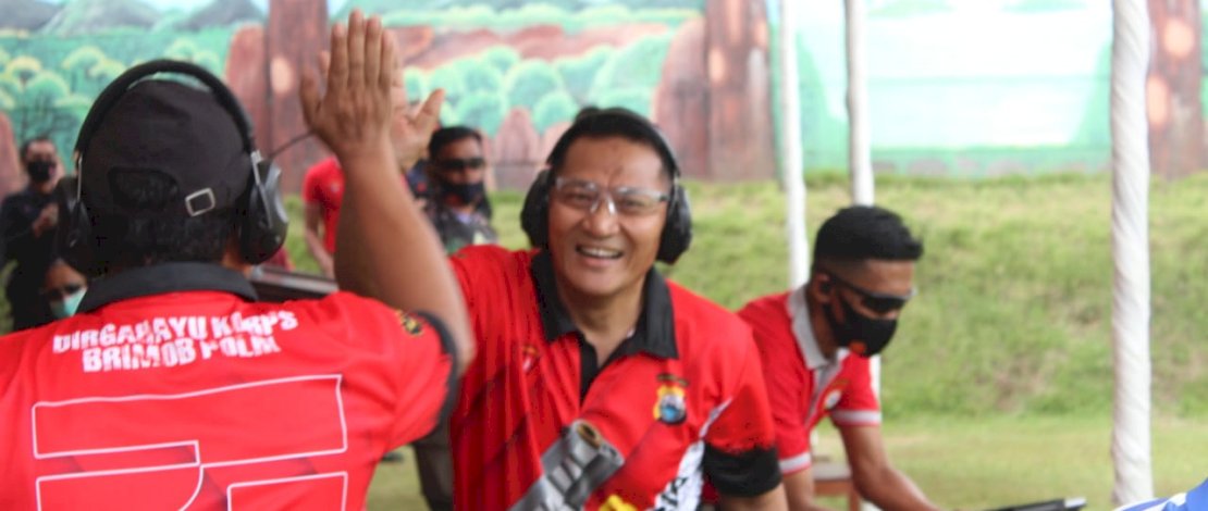 Aksi Karo Ops Polda Sulsel, Kombes Pol Adeni Muhan Daeng Pabali, saat lomba menembak dalam rangka HUT ke-75 Brimob.