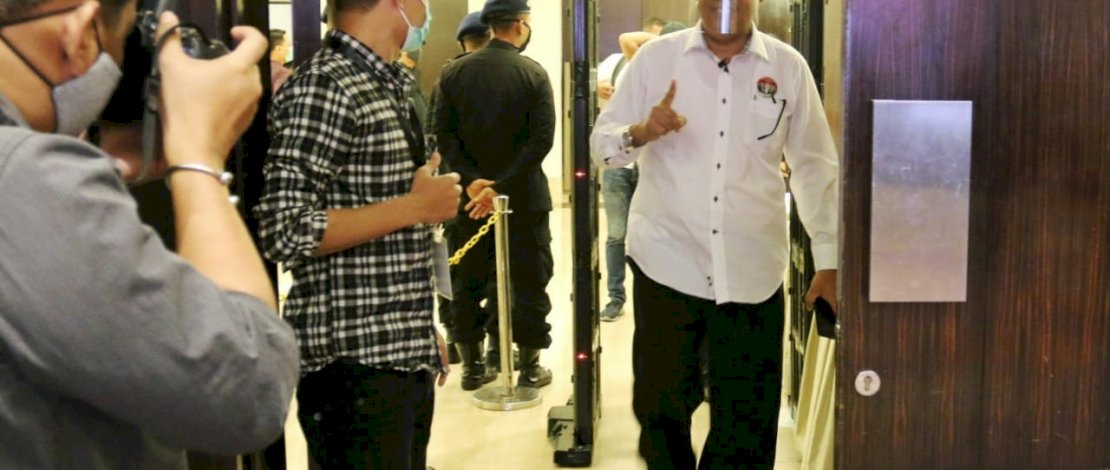 Tajerimin pada saat kampanye di Kecamatan Bantimurung. Foto lainnya, saat Tajerimin-Havid tiba di Claro Hotel Makassar sebelum debat kedua.