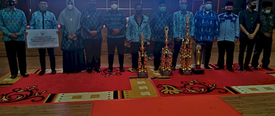 Penyerahan piala bergilir FAS kepada BKPRMI Kota Makassar yang meraih juara I FAS XI.