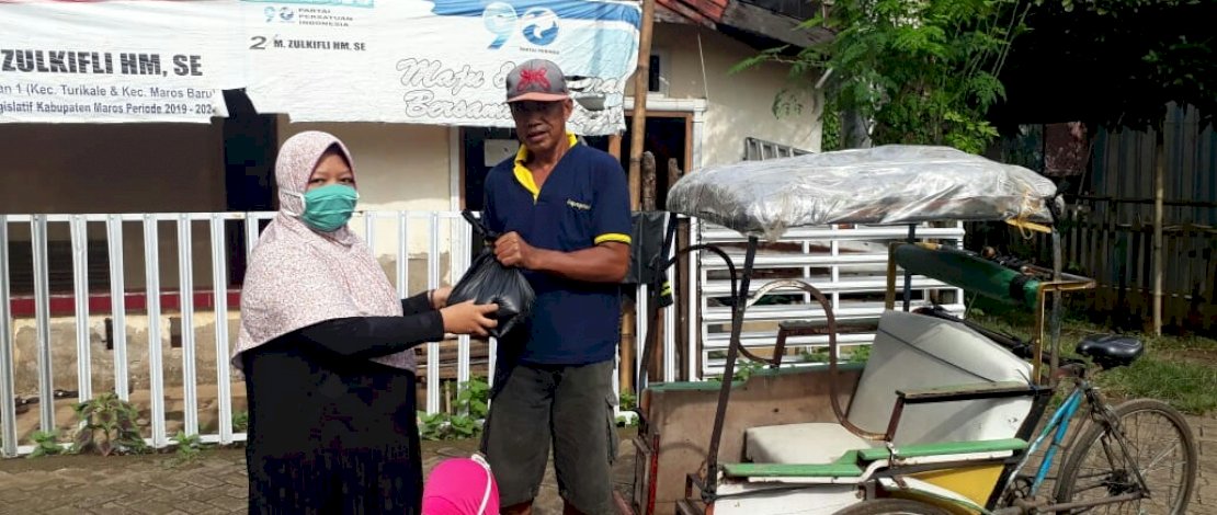 Gerakan Donasi 1000 Karung Beras yang digelar IKA SUPM Bone.