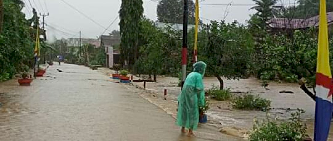 Banjir di jalan poros di Luwu. (Foto: Irmus).