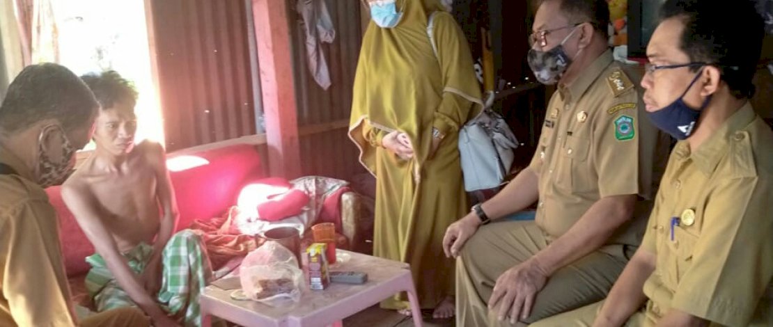 Dinas Kesehatan Pemkab Takalar mengunjungi warga yang sakit.