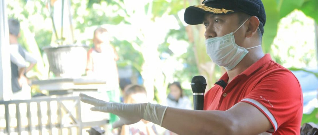Bupati Takalar, H Syamsari saat menyerahkan BLt Dana Desa.