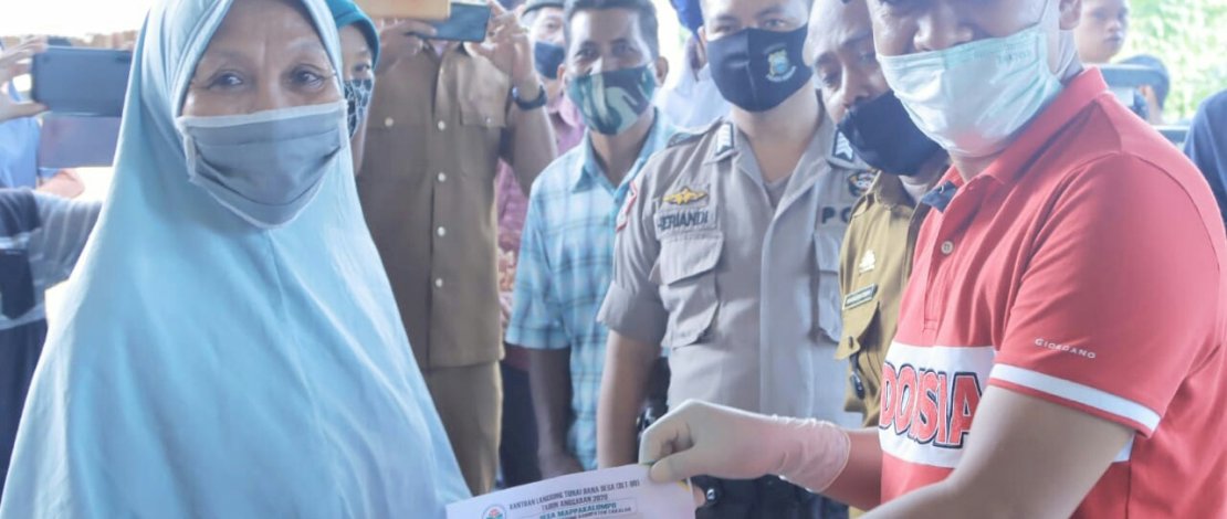 Bupati Takalar, H Syamsari saat menyerahkan BLt Dana Desa.