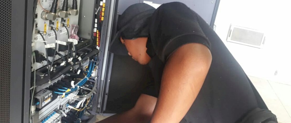 Seorang tim maintenance Telkomsel tengah mengecek sinyal jaringan.