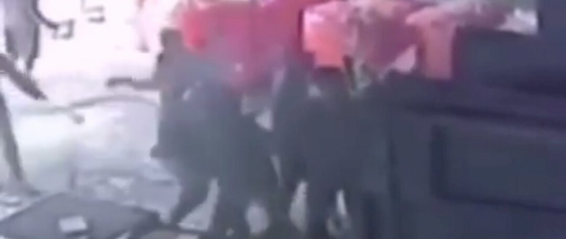 Tangkapan layar detik-detik pengrusakan sebuah toko di Maros.