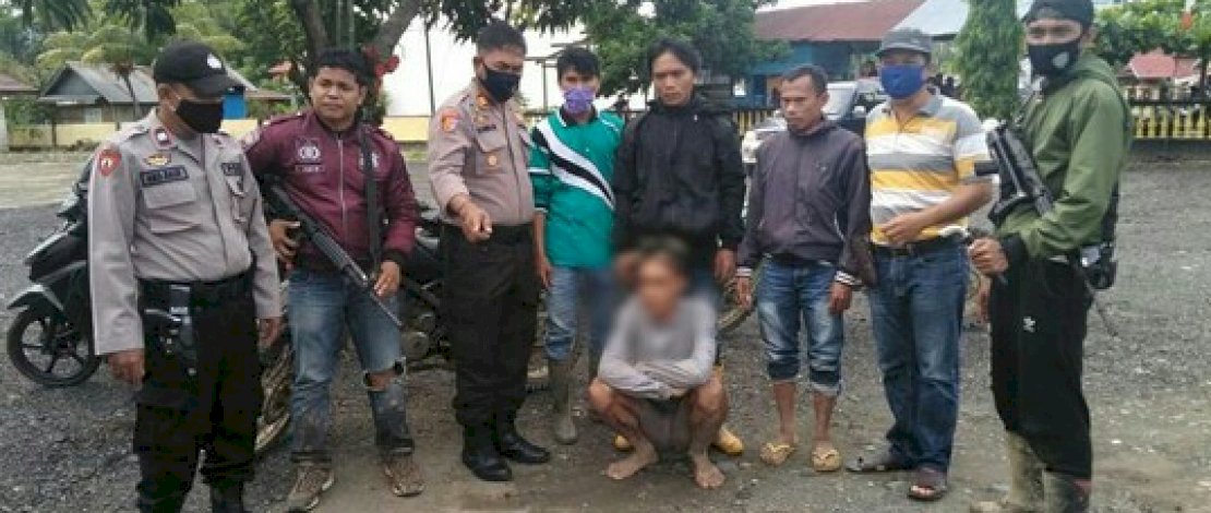 Marson (jongkok), saat diamankan polisi dari Polsek Walenrang.