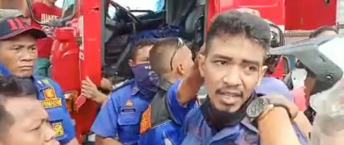 Petugas Damkar Makassar dipukul saat memadamkan api di Kerung-kerung.