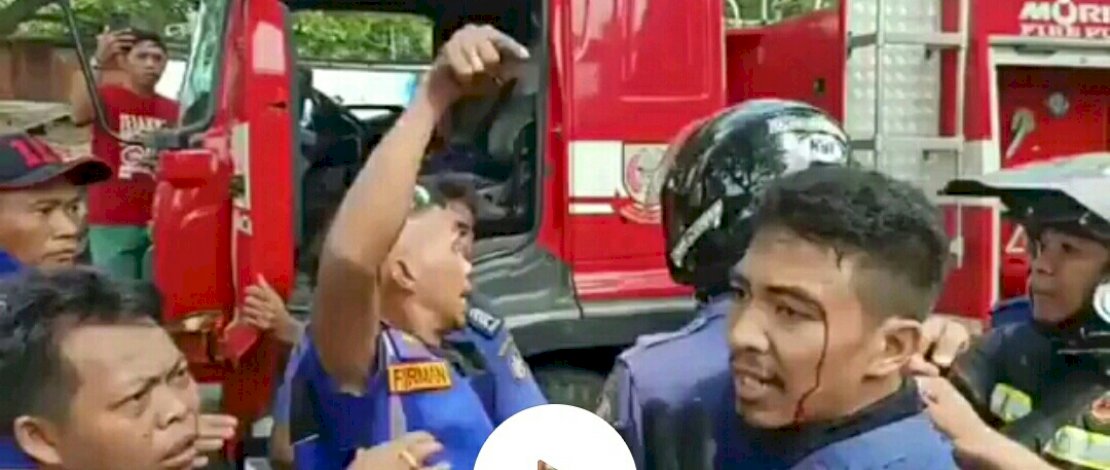 Petugas Damkar Makassar dipukul saat memadamkan api di Kerung-kerung.