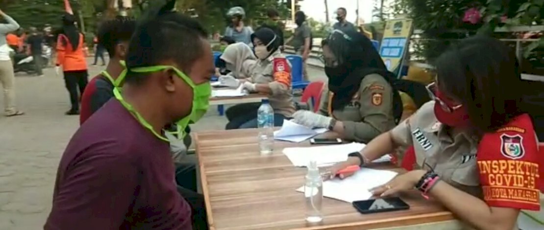 Operasi Yustisi, Satpol PP Makassar Bagikan Masker ke Warga Pelanggar Protokol