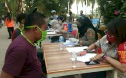 Operasi Yustisi, Satpol PP Makassar Bagikan Masker ke Warga Pelanggar Protokol