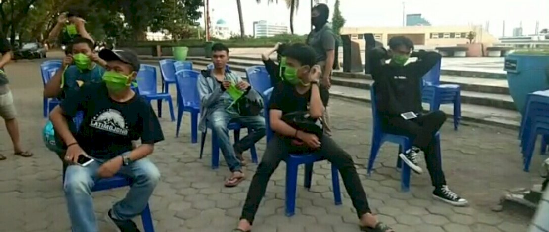 Operasi Yustisi, Satpol PP Makassar Bagikan Masker ke Warga Pelanggar Protokol